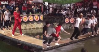 Swing bridge in China has become a popular game that makes everyone laugh (video)